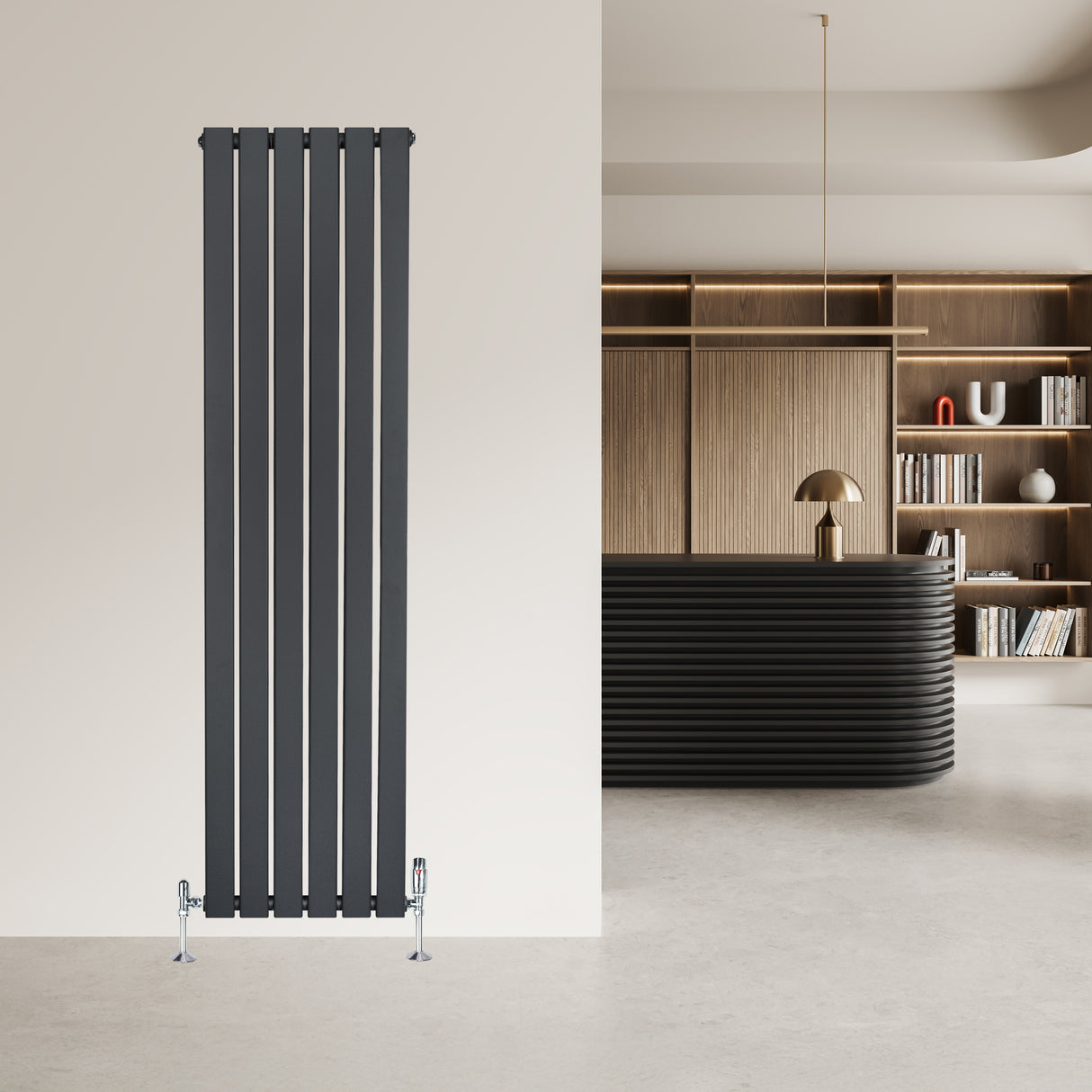 Platt enkelpelarradiator i antracitgrå, 1600 x 420 mm, med slanka vertikala ribbor och modern design, placerad mot en ljus vägg
