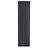 Svart platt enkelpelarradiator med fem vertikala ribbor, stilren design och slät yta, perfekt för modern inredning