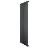 Platt enkelpelarradiator i antracitgrå, 1600 x 560 mm, med släta, vertikala lameller och modern, stilren design