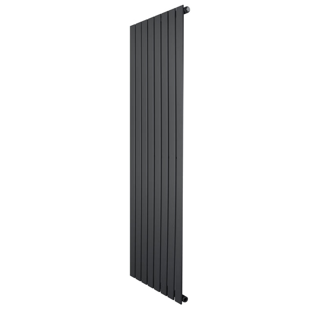 Platt enkelpelarradiator i antracitgrå, 1600 x 560 mm, med släta, vertikala lameller och modern, stilren design
