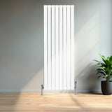 Platt enkelpelarradiator i vit färg, 1600 x 560 mm, med släta ytor och moderna linjer, placerad mot en vägg i ett ljust rum