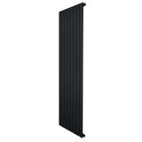 Svart platt enkelpelarradiator i metall, 1600 x 560 mm, med släta, vertikala ribbor och minimalistisk design för modern inredning