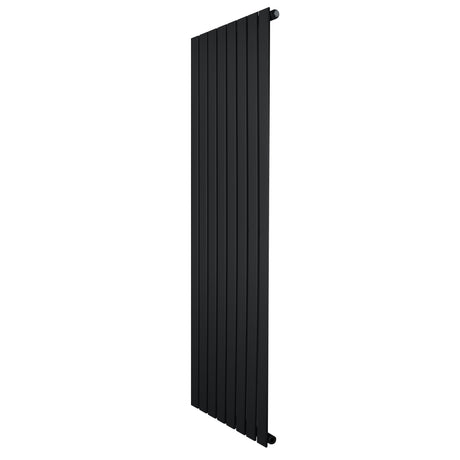 Svart platt enkelpelarradiator i metall, 1600 x 560 mm, med släta, vertikala ribbor och minimalistisk design för modern inredning