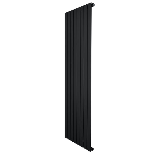 Svart platt enkelpelarradiator i metall, 1600 x 560 mm, med släta, vertikala ribbor och minimalistisk design för modern inredning
