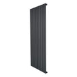 Platt enkelpelarradiator i antracitgrå, 1600 x 700 mm, med släta, vertikala ribbor och modern design för effektiv värme
