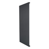 Platt enkelpelarradiator i antracitgrå, 1600 x 700 mm, med släta, vertikala ribbor och modern design för effektiv värme