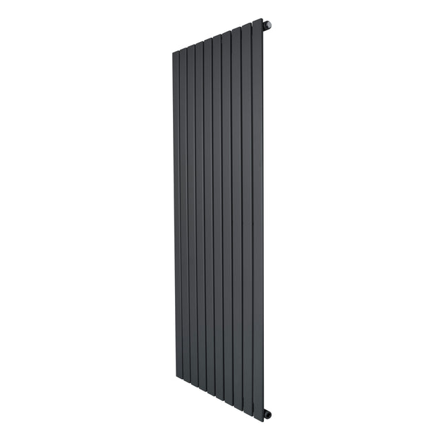 Platt enkelpelarradiator i antracitgrå, 1600 x 700 mm, med släta, vertikala ribbor och modern design för effektiv värme