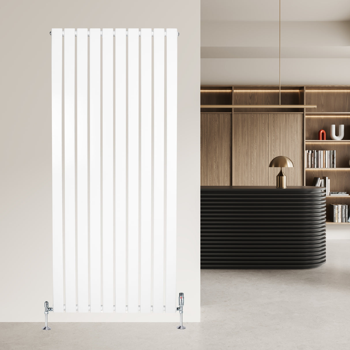 Vit platt enkelpelarradiator med vertikala lameller, 1600 x 700 mm, installerad på vägg i modern inredning med stilren design