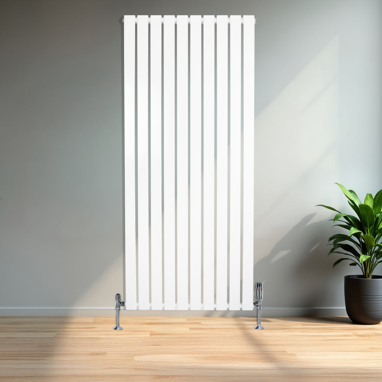 Platt enkelpelarradiator i vit färg, 1600 x 700 mm, med släta ytor och moderna vertikala ribbor, placerad i ett ljust rum