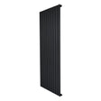 Svart platt enkelpelarradiator i metall, 1600 x 700 mm, med släta, vertikala lameller och minimalistisk design för moderna hem