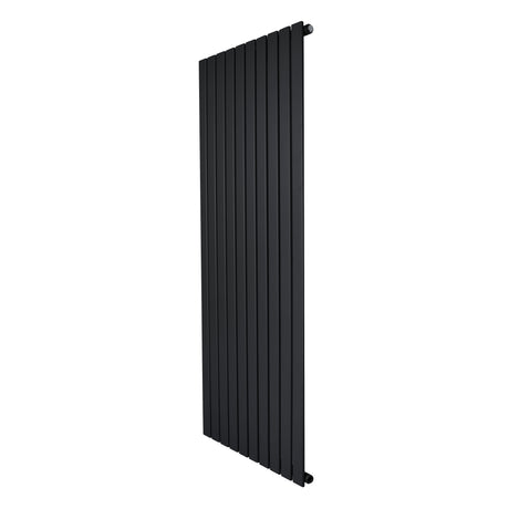 Svart platt enkelpelarradiator i metall, 1600 x 700 mm, med släta, vertikala lameller och minimalistisk design för moderna hem