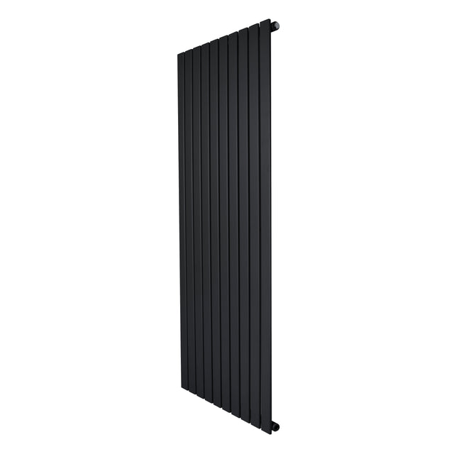 Svart platt enkelpelarradiator i metall, 1600 x 700 mm, med släta, vertikala lameller och minimalistisk design för moderna hem