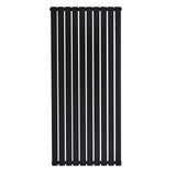 Svart platt enkelpelarradiator i metall, 1600 x 700 mm, med släta ytor och vertikala ribbor för modern inredning