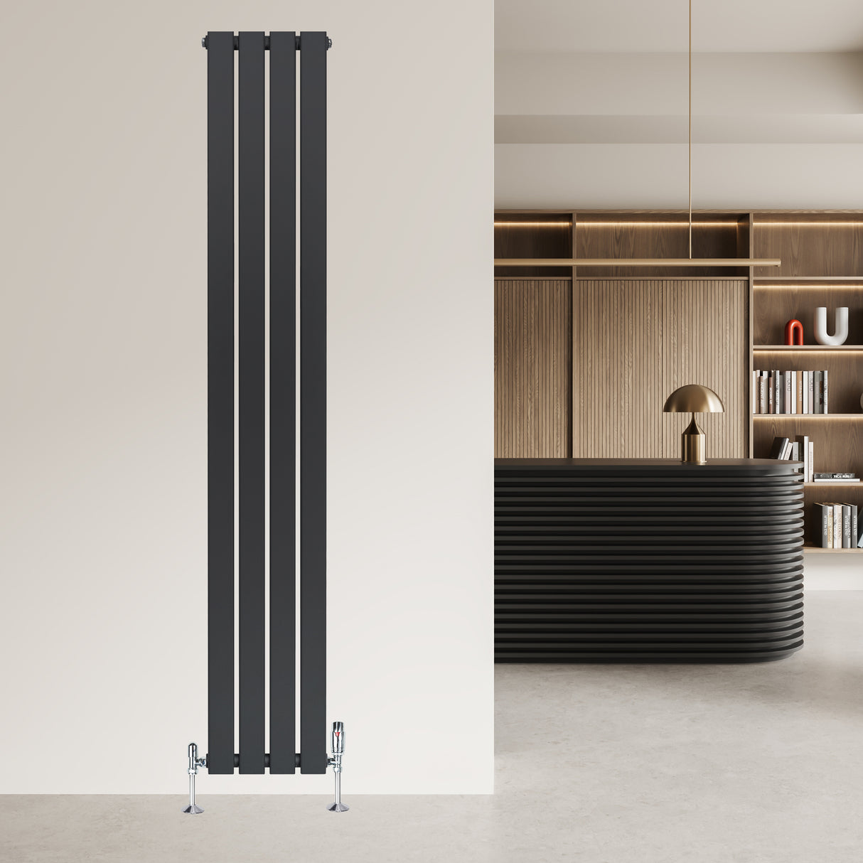 Platt antracitgrå enkelpelarradiator med fyra vertikala sektioner, monterad på vägg i modern inredning med stilren design