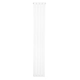 Vit platt enkelpelarradiator med fyra vertikala sektioner, slät yta och modern design, perfekt för effektiv uppvärmning