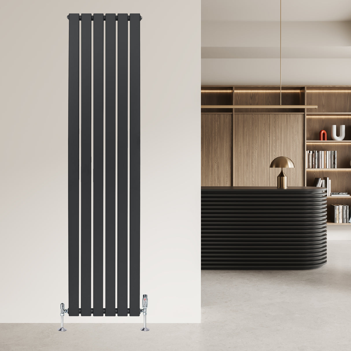 Platt enkelpelarradiator i antracitgrå, 1800 x 420 mm, med slanka vertikala lameller och stilrena fästen, perfekt för moderna rum