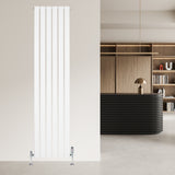 Vit platt enkelpelarradiator i modern design, 1800 x 420 mm, med släta ytor och vertikala ribbor, placerad mot en ljus vägg