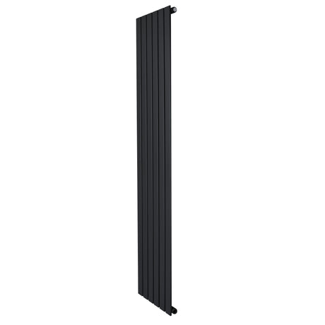 Svart platt enkelpelarradiator med en smal och modern design, mått 1800 x 420 mm, perfekt för effektiv uppvärmning i hemmet