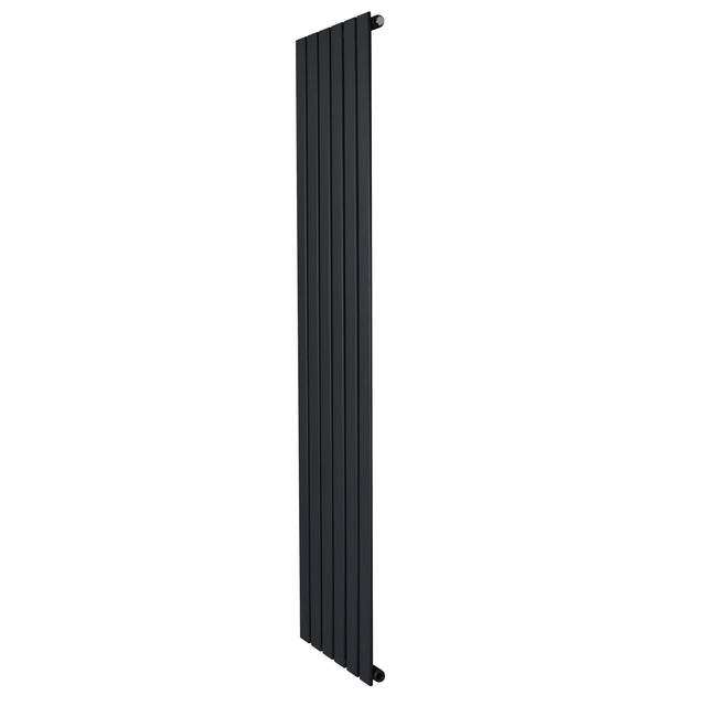 Svart platt enkelpelarradiator med en smal och modern design, mått 1800 x 420 mm, perfekt för effektiv uppvärmning i hemmet