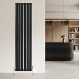 Svart platt enkelpelarradiator i modern design, 1800 x 420 mm, med släta ytor och vertikala ribbor, placerad mot en vägg