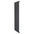 Platt enkelpelarradiator i antracitgrå, 1800 x 560 mm, med släta ytor och moderna, vertikala ribbor för effektiv värmefördelning