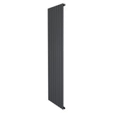 Platt enkelpelarradiator i antracitgrå, 1800 x 560 mm, med släta ytor och moderna, vertikala ribbor för effektiv värmefördelning