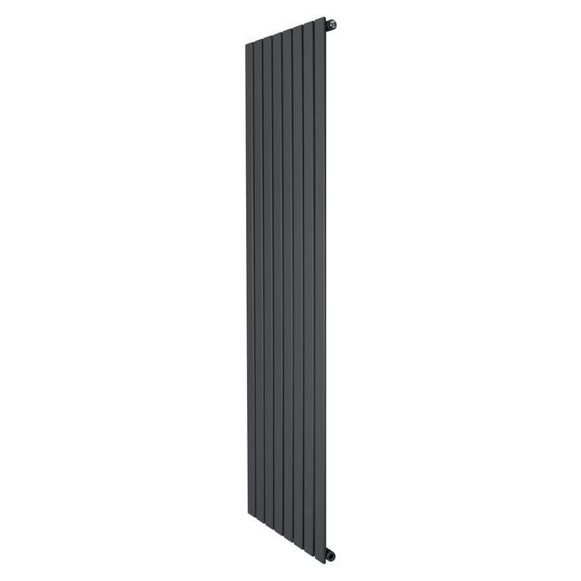 Platt enkelpelarradiator i antracitgrå, 1800 x 560 mm, med släta ytor och moderna, vertikala ribbor för effektiv värmefördelning