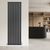 Platt enkelpelarradiator i antracitgrå, 1800 x 560 mm, med släta, vertikala lameller och stilren design, placerad mot en vägg