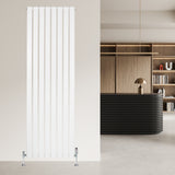 Vit platt enkelpelarradiator med smala vertikala lameller, 1800 x 560 mm, installerad i modern inredning med stilren design