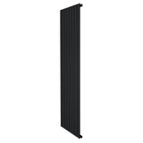 Svart platt enkelpelarradiator i metall, 1800 x 560 mm, med släta ytor och moderna linjer, perfekt för effektiv uppvärmning