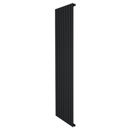 Svart platt enkelpelarradiator i metall, 1800 x 560 mm, med släta ytor och moderna linjer, perfekt för effektiv uppvärmning