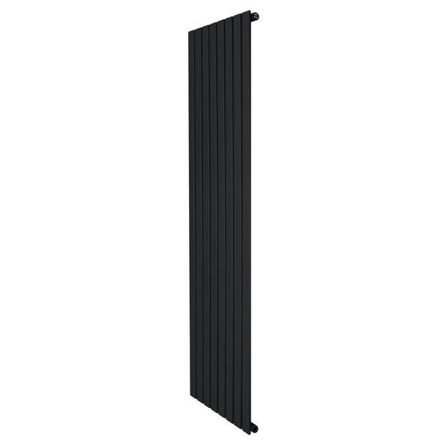 Svart platt enkelpelarradiator i metall, 1800 x 560 mm, med släta ytor och moderna linjer, perfekt för effektiv uppvärmning