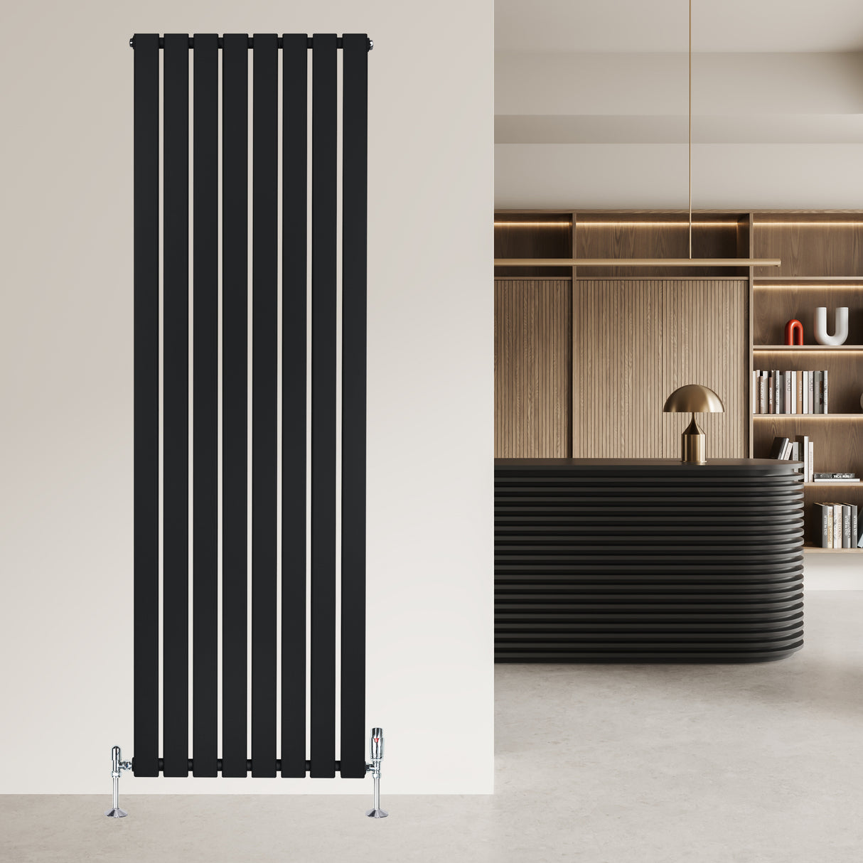 Svart platt enkelpelarradiator med vertikala lameller, monterad på vägg i modern inredning med ljusa färger och stilren design