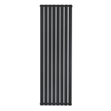Svart platt enkelpelarradiator med slanka vertikala ribbor, mått 1800 x 560 mm, perfekt för modern inredning och effektiv uppvärmning