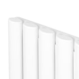 Oval enkelpelarradiator i vit färg, 600 x 600 mm, med släta, rundade sektioner och en modern, minimalistisk design