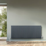 Oval enkelpelarradiator i antracitgrå, 600 x 1440 mm, med släta ytor och stilren design, placerad mot en ljus vägg