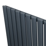 Oval enkelpelarradiator i antracitgrå, 600 x 1440 mm, med släta, cylindriska pelare och modern, stilren design