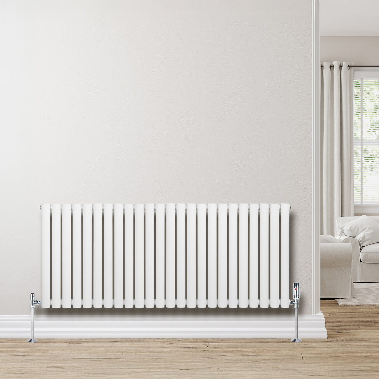 Oval enkelpelarradiator i vit färg, 600 x 1440 mm, med släta ytor och stilren design, placerad mot en ljus vägg i ett modernt rum