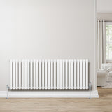 Oval enkelpelarradiator i vit färg, 600 x 1620 mm, med släta, vertikala ribbor och kromade fästen, placerad mot en ljus vägg