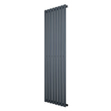 Oval enkelpelarradiator i antracitgrå, 1600 x 480 mm, med slanka, vertikala ribbor och en modern, stilren design