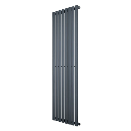 Oval enkelpelarradiator i antracitgrå, 1600 x 480 mm, med slanka, vertikala ribbor och en modern, stilren design
