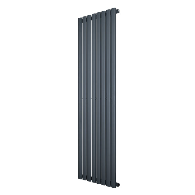 Oval enkelpelarradiator i antracitgrå, 1600 x 480 mm, med slanka, vertikala ribbor och en modern, stilren design