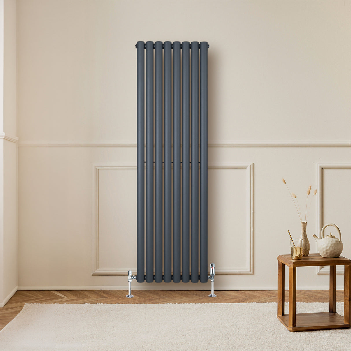 Oval enkelpelarradiator i antracitgrå, 1600 x 480 mm, med släta ytor och stilren design, placerad på vägg i modern inredning
