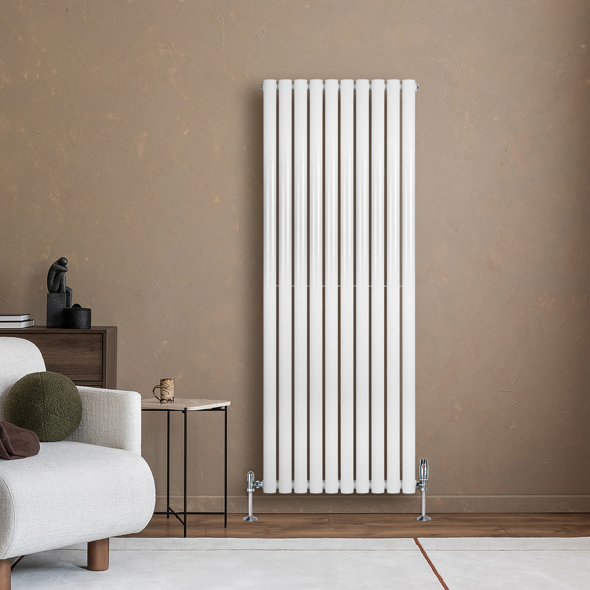 Oval enkelpelarradiator i vit färg, 1600 x 600 mm, med släta ytor och vertikala ribbor, placerad på en vägg i ett modernt rum
