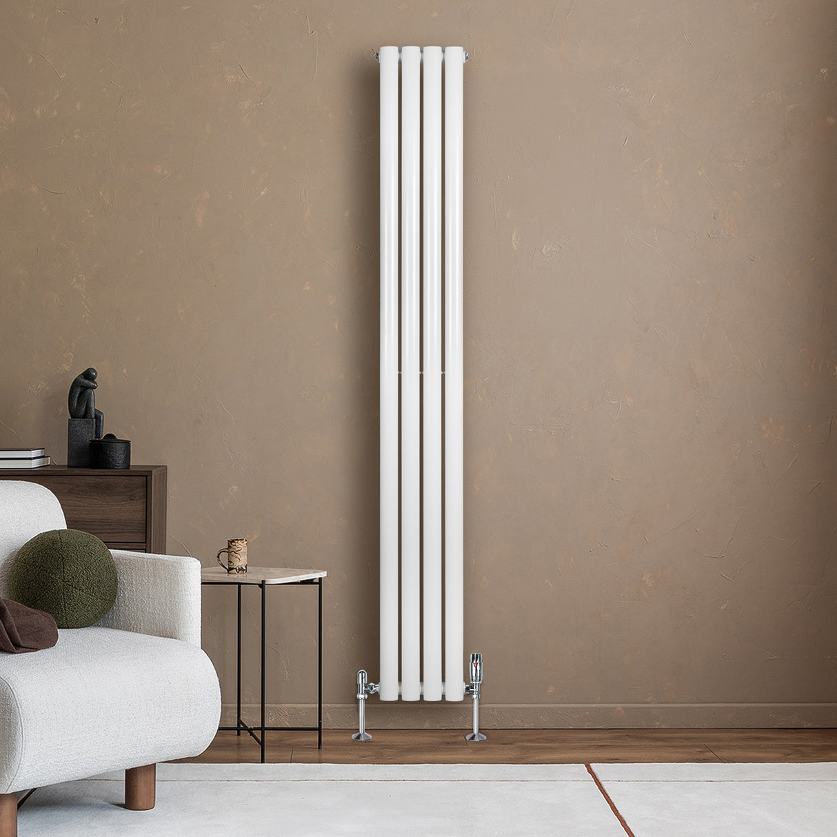 Oval enkelpelarradiator i vit färg, 1800 x 240 mm, med släta ytor och moderna linjer, placerad mot en varm beige vägg