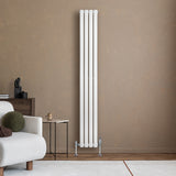 Oval enkelpelarradiator i vit färg, 1800 x 240 mm, med släta ytor och moderna linjer, placerad mot en varm beige vägg