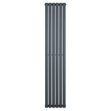 Oval enkelpelarradiator i antracitgrå, 1800 x 360 mm, med släta, vertikala lameller och modern, minimalistisk design