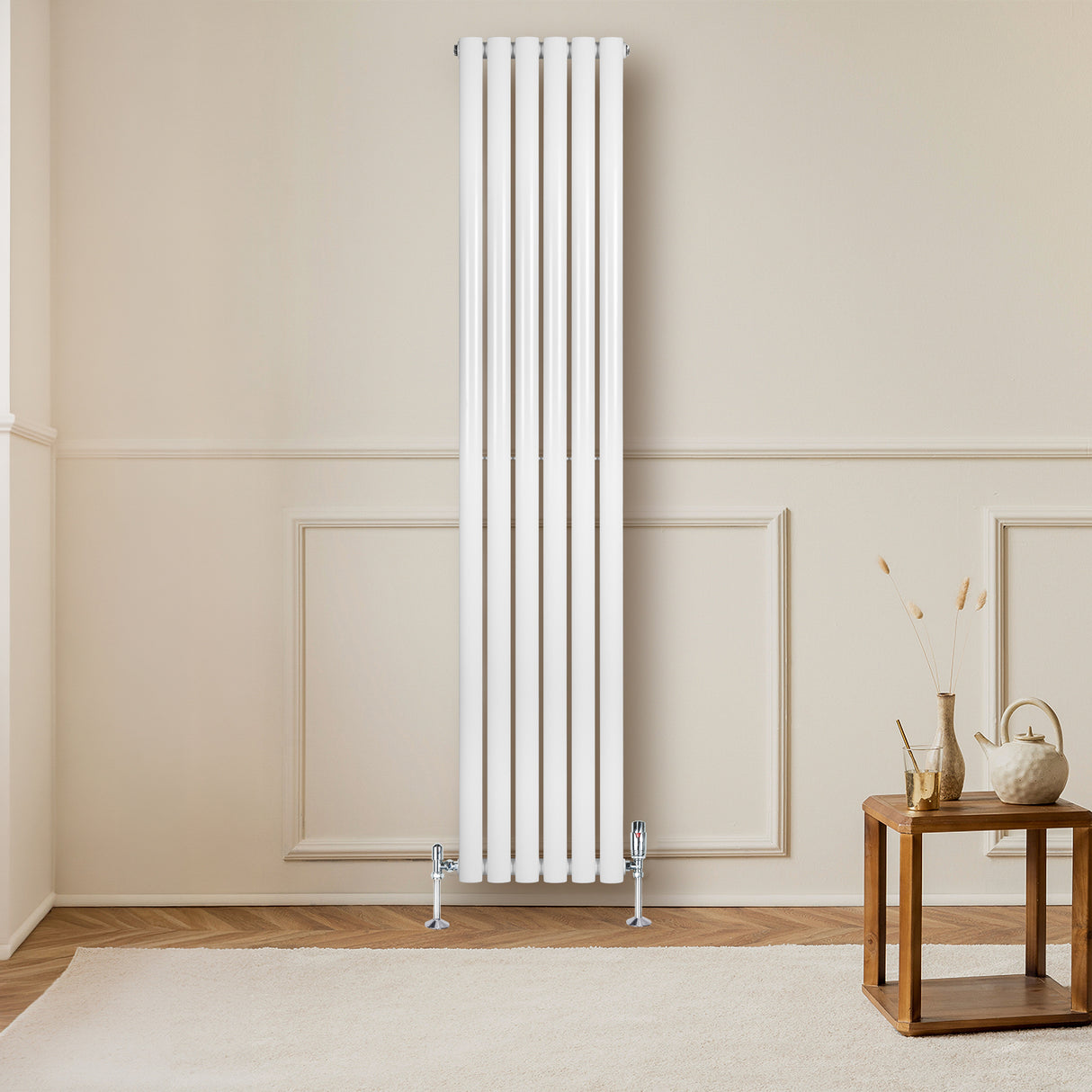 Oval enkelpelarradiator i vit färg, 1800 x 360 mm, med släta ytor och stilren design, placerad mot en ljus vägg i ett modernt rum