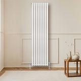 Oval enkelpelarradiator i vit färg, 1800 x 480 mm, med släta ytor och stilren design, placerad mot en ljus vägg i ett rum