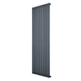 Oval enkelpelarradiator i antracitgrå, 1800 x 600 mm, med slanka, vertikala ribbor och en modern, stilren design